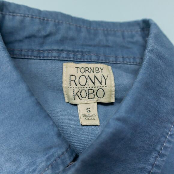 Torn by Ronny Kobo Chambray Denim Long Sleeve Classic Button Up Size Small - Picture 4 of 9